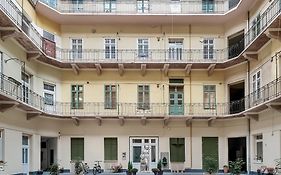 Cozy Boho Apartment, Super Central, Parliament, Netflix